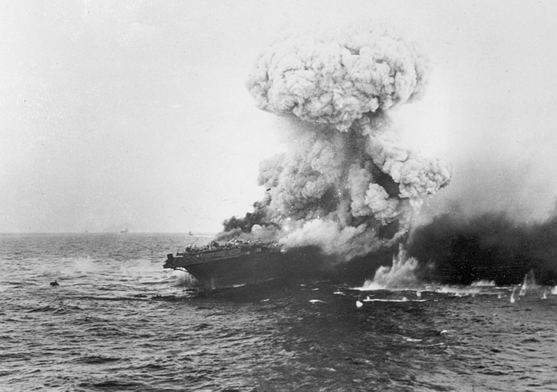 800px-Large_explosion_aboard_USS_Lexington_(CV-2),_8_May_1942_(80-G-16651)